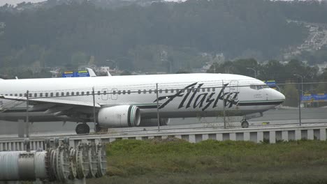 Alaska-Airlines-737-at-San-Francisco-International