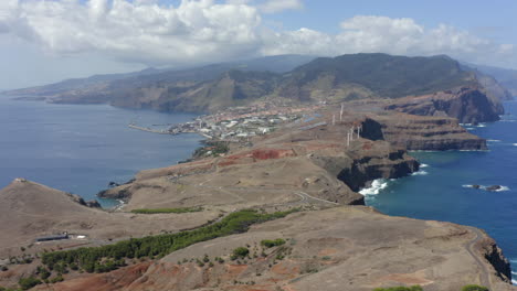 Turbinas-Eólicas-Cerca-Del-Pueblo-Costero-En-Ponta-De-Sao-Lourenco-Con-El-Océano-Atlántico-Norte-En-Madeira,-Portugal