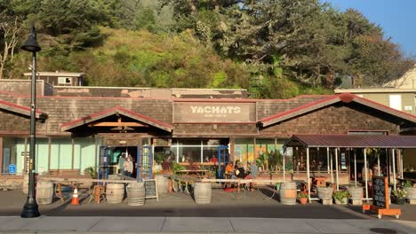 Personas-En-Yachats-Brewing-Y-Farmstore-Con-Asientos-Al-Aire-Libre-En-Yachats,-Oregon,-Ee.uu.