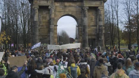Más-De-250000-Personas-Marchan-En-Protesta-Desde-El-Parque-Kelvingrove-Hasta-Glasgow-Green-Durante-La-Cop26