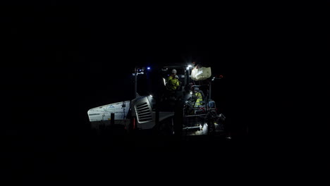 Operadores-De-Pavimentadoras-Que-Trabajan-Tarde-En-La-Noche