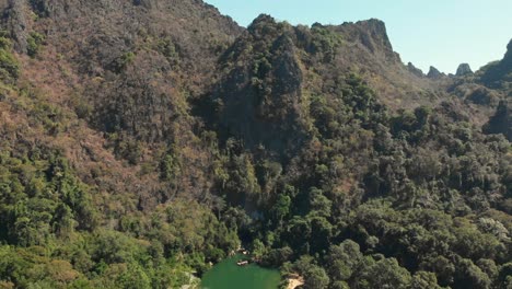 Kong-Lor-Höhle-In-Laos,-Drohnenaufnahme-Des-Flusses-Nam-Hinboun-Aus-Der-Luft,-Panoramablick