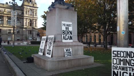 Banner-Und-Schilder-über-Das-Ende-Der-Welt-Am-George-Square-In-Glasgow