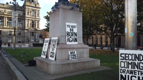 Pancartas-Y-Carteles-Sobre-El-Fin-Del-Mundo-En-George-Square,-Glasgow