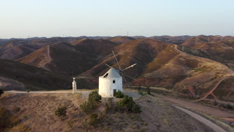 Luftaufnahmen-Einer-Windmühle-Auf-Einem-Hügel