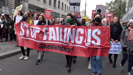 Greenpeace-Demonstranten-Marschieren-Mit-Einem-Roten-Banner-Mit-Der-Aufschrift-„Hört-Auf,-Uns-Im-Stich-Zu-Lassen“-Mit-Tausenden-Zum-Welttag-Der-Klimagerechtigkeit,-Während-In-Glasgow-Der-Cop-26-Gipfel-Stattfindet