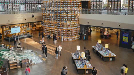 Gente-Comprando-Libros-Y-Buscando-Información-En-La-Biblioteca-De-Starfield---Timelapse-Panorámico-De-Vista-Superior