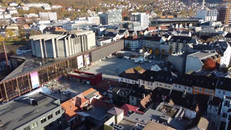 Grieghallen-Konzerthalle-Bergen-Norwegen-–-Luftaufnahme-Des-Konzerthauses-Und-Seiner-Umgebung-Aus-Großer-Höhe
