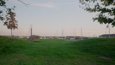 Einfahrt-In-Den-Jachthafen-Von-Ystad-Vom-Parkplatz-Aus-Am-Spätsommerabend,-Südschweden-Skåne,-Weitwinkelaufnahme-Nach-Vorn