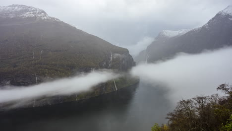 Wolken-Zwischen-Den-Bergen-über-Dem-Geirangerfjord-In-Sunnmore,-Norwegen