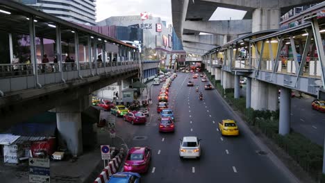 Pasarela-Que-Conecta-La-Estación-De-Tren-Del-Cielo-En-La-Carretera-Principal-En-El-área-De-Lat-Phrao,-Bangkok,-Tailandia