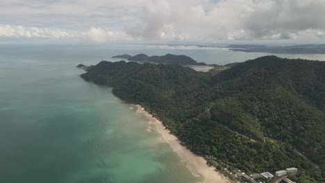 Luftaufnahme-Eines-Tropischen-Inseldorfes-Mit-Dschungelstrand-Und-Tourismusdorf-Auf-Koh-Chang