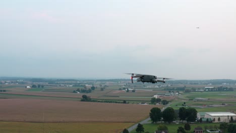 DJI-Mavic-2-Consumer-Drohne-In-Der-Luft-Mit-Flugzeug-In-Der-Ferne