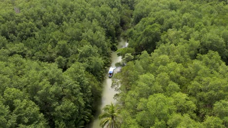 Drohnenaufnahme,-Die-Ein-Boot-Auf-Einem-Fluss-Im-Dschungel-Von-Costa-Rica-Verfolgt