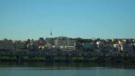 Hangang-Blick-Auf-Den-Flussufer-Des-Bezirks-Yongsan-Mit-Dem-Seoul-Tower-Vor-Blauem-Himmelshintergrund