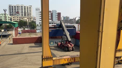 Llegue-Al-Apilador-Levantando-El-Contenedor-Y-Moviéndolo-En-El-Depósito-De-Contenedores-Del-Interior-De-Dhaka.