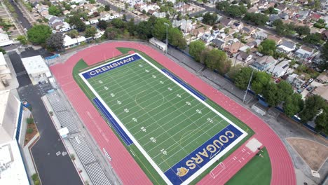 Crenshaw-High-School-Cougar-Football-Field-Branding-Luftaufnahme-Umlaufbahn-Rechts