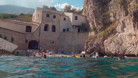 Menschen-Schwimmen-An-Sizilianischen-Stapeln-Oder-Faraglioni-Von-Scopello-In-Sizilien,-Italien