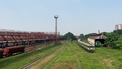 Gleisanschlüsse-Mit-Zügen-Und-Waggons,-Die-Am-Bahnhof-Kamalapur-Gelagert-Sind,-Nach-Unten-Geneigt,-Offenbaren-Sich-Vom-Himmel