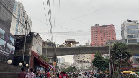 Menschen-Und-Rikschas,-Die-In-Dhaka-Auf-Der-Straße-Spazieren-Gehen-Und-Diese-Benutzen