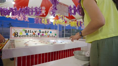 Kaukasische-Frau-Auf-Der-Kirmes,-Die-Ballwurf-Spielt