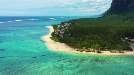 Blick-Von-Der-Höhe-Auf-Den-Schneeweißen-Strand-Von-Le-Morne-Auf-Der-Insel-Mauritius-Im-Indischen-Ozean
