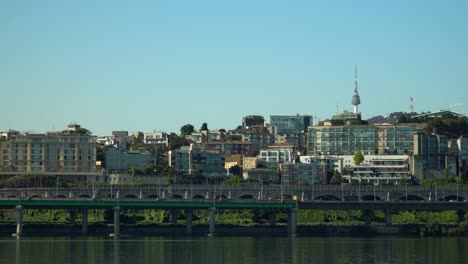 N-Seoul-Namsan-Tower,-Ribera-Del-Río-Han,-Tráfico-De-La-Autopista-Gangbyeon-En-El-Horizonte-Del-Distrito-De-Yongsan-gu