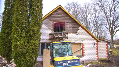 Time-lapse-shot-of-working-people-removing-bricks-of-old-house-during-restore-process---Excavator-helping-for-transport---Dismantling-of-building