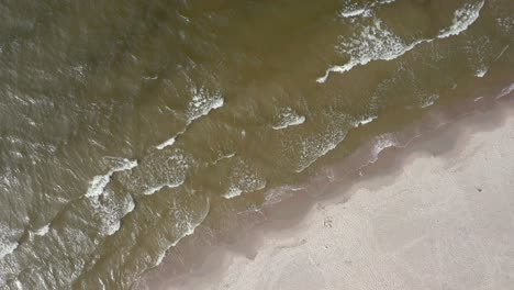 Luftaufnahme-Der-Meereswellen,-Die-An-Der-Sandigen-Küste-Krachen