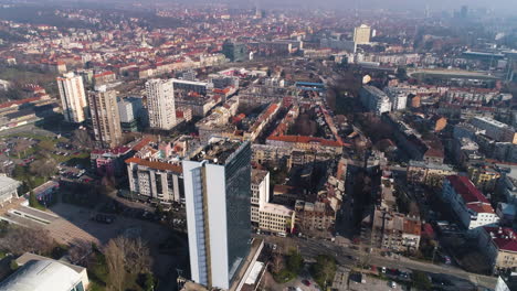 Vista-Aérea-Inclinada-Hacia-Arriba-Para-Revelar-Los-Edificios-De-Zagreb-Junto-Al-Panorama-Del-Hotel