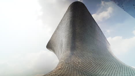 Das-Soumaya-Museum,-Ein-Wahrzeichen-Des-Modernen-Stahlgebäudes-Für-Die-Künste-In-Mexiko-Stadt