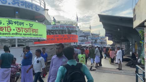 Daily-life-scene-of-locals-and-tourists-at-Sadarghat-Launch-Terminal,-Dhaka,-Bangladesh