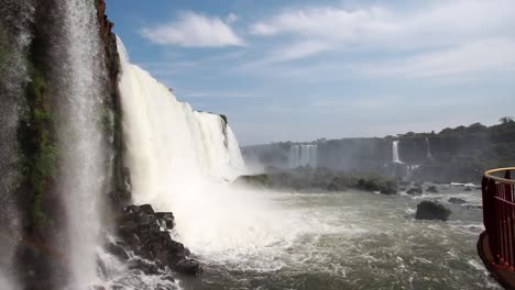 Statische-Aufnahme-Eines-Malerischen-Wasserfalls-Im-Hintergrund,-Standbild-Eines-Majestätischen-Naturdenkmals-Im-Freien