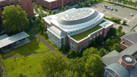 Luftaufnahme-Eines-Modernen-Gebäudes-Auf-Dem-Campus-Der-Harvard-University
