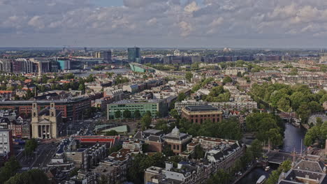 Amsterdam-Niederlande-Luftbild-V36-Fliegt-über-Die-Stadtteile-Jodenbuurt-Und-Nieuwmarkt-En-Lastage-In-Richtung-Nemo-Science-Museum-Und-Fängt-Das-Bevölkerungsreiche-Stadtbild-Der-Innenstadt-Ein-–-August-2021