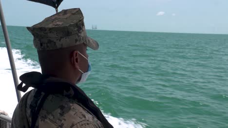 Ein-Mexikanischer-Marinesoldat-Bewacht-An-Bord-Eines-Fregattenbootes-Die-Bucht-Von-Ciudad-Del-Carmen,-Eines-Der-Wichtigsten-Ölfelder-Des-Landes
