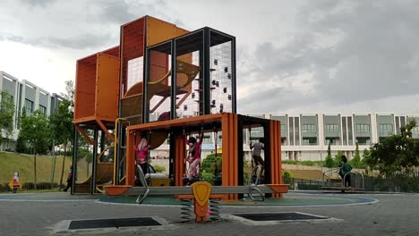 Parque-Infantil-Moderno-Al-Aire-Libre-En-El-Parque-Público