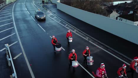 Wohltätigkeitsorganisation-Santa-Dash-Fun-Run-Schlagzeugerband-Spielt-über-Runcorn-Silver-Jubilee-Bridge-Luftaufnahme-Folgeaufnahme