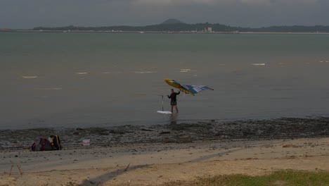 Hombre-Surf-Wing-Frustrando-En-La-Playa-De-Changi-A-última-Hora-De-La-Tarde,-Singapur
