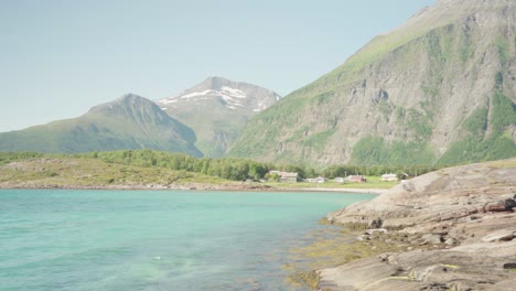 Océano-Turquesa-Con-Un-Majestuoso-Paisaje-Montañoso-De-Fondo-En-Lyngsdalen,-Noruega