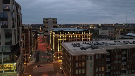 Aerial-view-of-quiet-Street,-in-illuminated-Columbus,-USA---descending,-drone-shot