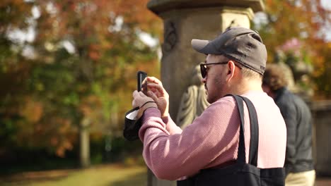 Turista-En-Cámara-Lenta-Tomando-Fotos-Y-Haciendo-Zoom-En-La-Pantalla-Futurista-De-La-Tableta-Del-Teléfono-Inteligente