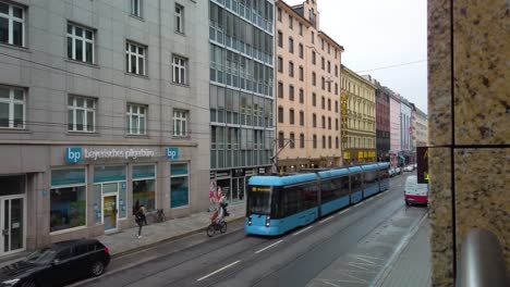 Feste-Ansicht-Der-Straßenbahn,-Die-Auf-Der-Straße-In-Der-Münchner-Innenstadt-Fährt
