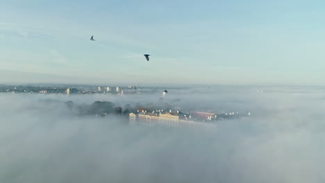 Dichter-Nebel-Bedeckt-Am-Morgen-Die-Stadt-Jelgava
