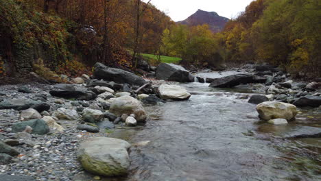 Herbstfluss-Im-Bergwald