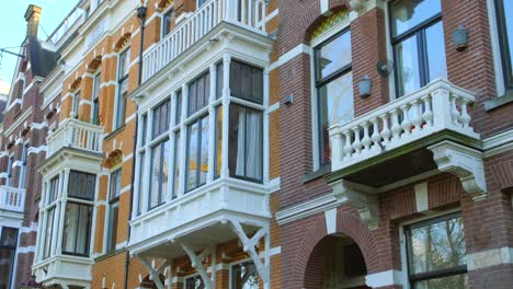 Encantadora-Arquitectura-Antigua-De-Amsterdam---Tiro-Medio-4k