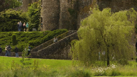 Gente-Tomando-Fotos-En-El-Castillo-Y-Jardines-Medievales-De-Blarney-En-Blarney,-Cerca-De-Cork,-Irlanda