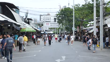 Blick-Auf-Menschen,-Die-Während-Des-Covid-Ausbruchs-Auf-Dem-Wochenendmarkt-Oder-Dem-Chatuchak-Markt-In-Bangkok-Einkaufen-Gehen