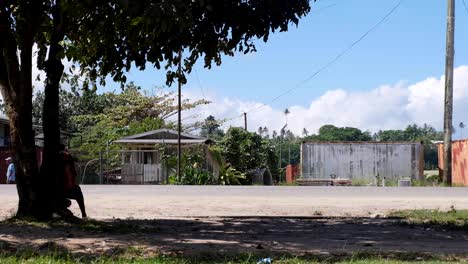Tägliche-Verkehrsszene-Auf-Der-Hauptstraße-In-Der-Stadt-Buka-Auf-Der-Tropischen-Insel-Der-Autonomen-Region-Bougainville,-Papua-Neuguinea