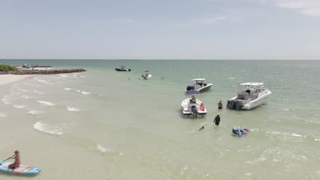 Paddleboarder-Und-Bootsfahrer-Genießen-Das-Klare-Grüne-Wasser-Am-Bonita-Beach-Florida